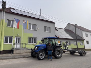 Ako sa darí traktoru v obci Písečné? Prekvapivo dobre… a občas aj so zmyslom pre humor.